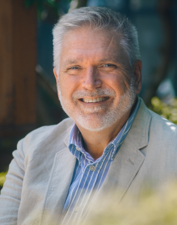 Carlos Dews headshot