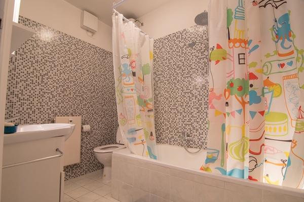 The bathroom in one of the Lungara Apartments