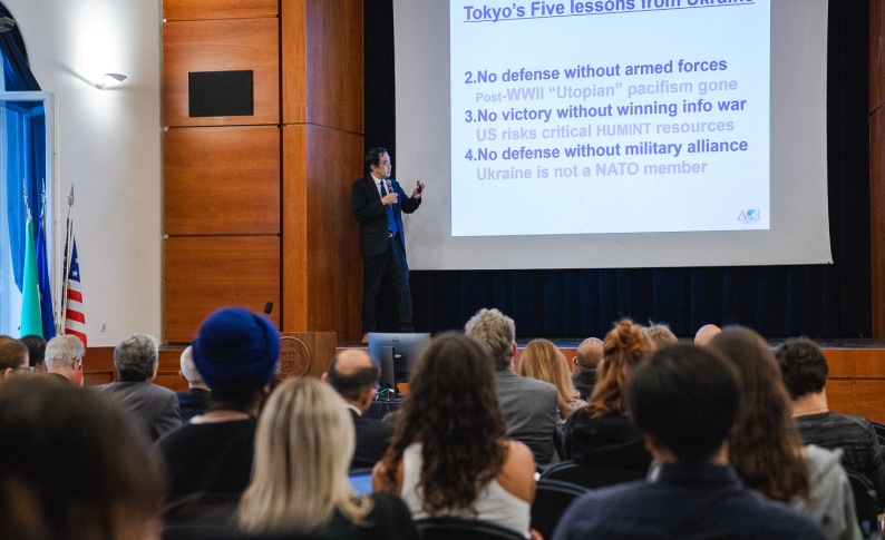 Expert holding a lecture to graduate students in the aula magna