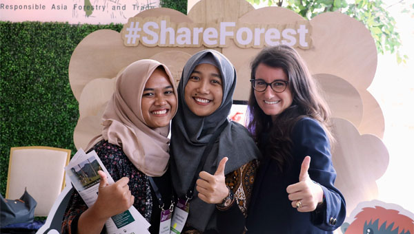 Alumna Sara Gabai on the right, promoting Responsible Forest Management and Trade in Indonesia, Asia Pacific Rainforest Summit 2018