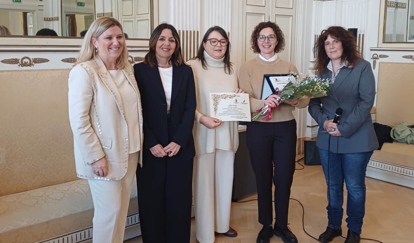 Professor Elisa Puvia Receives Award from Municipality of Carrara