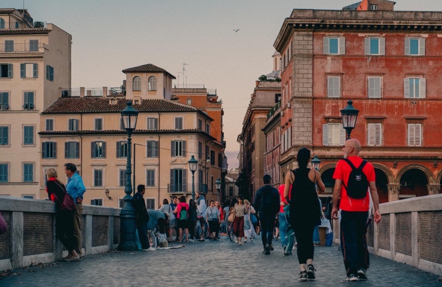 Ponte Sisto with people